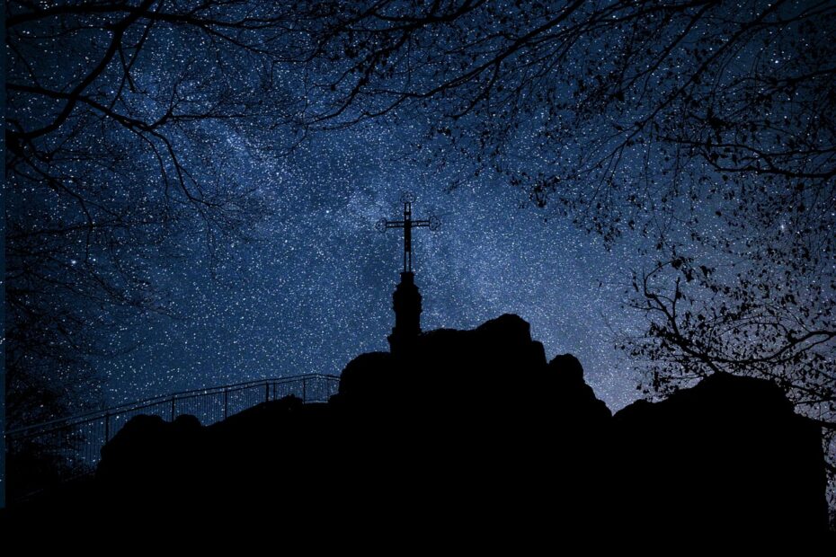 Foto des Nachthimmels. Ein Kreuz in den Sternen, symbolisiert die Frage ob Jesus Gott ist.